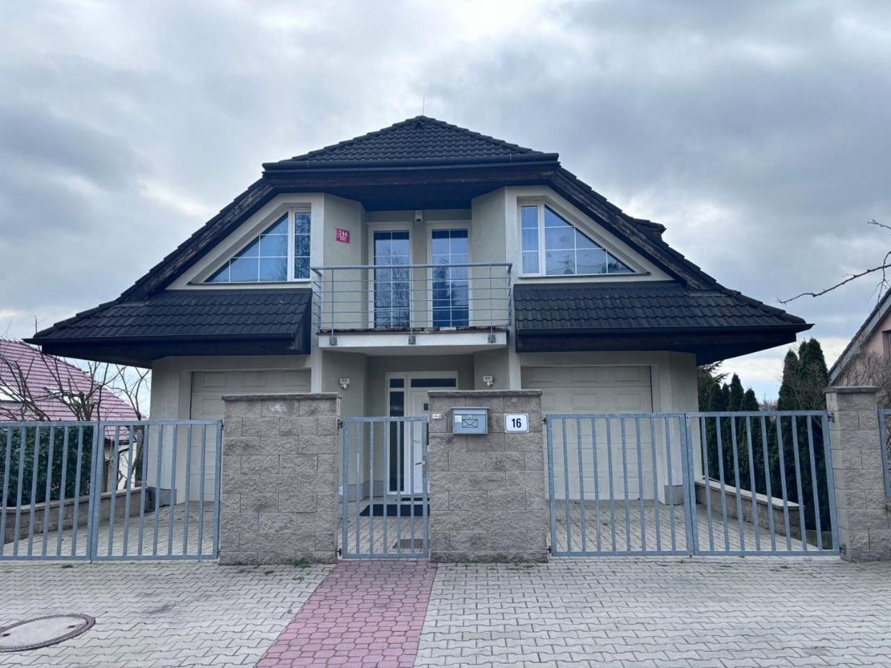Diamondvilla, 4 Bedroom Apartment, Garden & Spa 布拉格 外观 照片